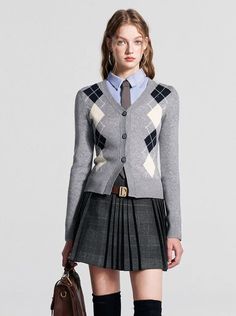 Outfits With Ties Aesthetic, Outfits With Ties, American Highschool, Elegant Chic Outfits, Drapery Study, Checkered Outfit, Tom Brown, Slim Cardigan, Preppy Fashion