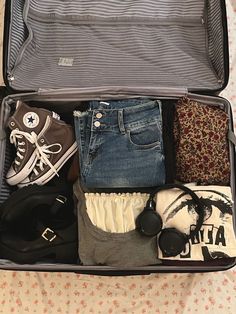 Suitcase Aesthetic, Packing Aesthetic, Autumn Essentials, Pack With Me, Inside My Bag, Mode Hippie, Handbag Essentials, Clothes And Shoes, What In My Bag