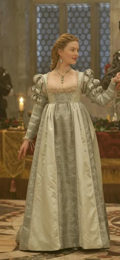 Historical Gowns, Tudor Fashion, Holliday Grainger, Lucrezia Borgia, Medieval Gown, The Borgias, Old Dresses, Medieval Dress, Medieval Clothing