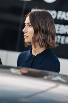 Street style: 20 photos that prove that navy blue is as chic as black | Vogue France Short Hair Makeup, Giorgia Tordini, Black Monochrome, La Fashion Week, Good Hair Day, Light Hair, La Fashion, Shoulder Length Hair