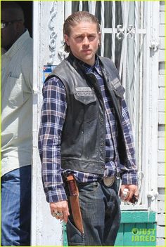 charlie hunnam gets all made up on sons of anarchy set 04 Jackson Teller, Sons Of Anarchy Mc, Jax Sons Of Anarchy, Set Photo