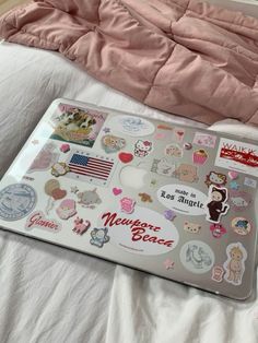 Macbook Case Decoration, Computer Case Stickers, Decorated Macbook, Macbook Case Ideas, Macbook Decoration, Macbook Ideas, Apple Ecosystem