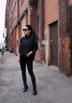 How To Wear Combat Boots, Combat Boot Outfits Fall, Combat Boots Work Outfit, Combat Boot Outfits Winter, Combat Boots Outfit Winter, Combat Boots Outfit Fall, Outfits With Combat Boots, Black Outfits Casual, All Black Winter Outfit