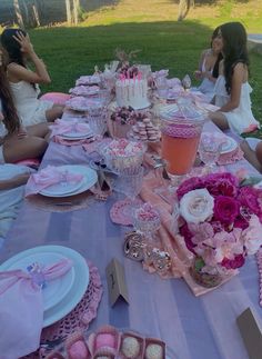 #brunch #piquenique #picnic #birthday Pink Birthday Party Decorations Outside, 13 Birthday Picnic Ideas, Picnic Food Ideas Aesthetic Birthday, Cute Birthday Picnic Ideas, 21 Birthday Picnic, Pastel Picnic Aesthetic, Pink Beach Picnic, Sweet 16 Picnic Party Ideas