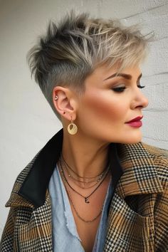 Graue Kurzhaarfrisuren: Looks für Frauen ab 50 - hairtastic.de Crop Cut Hair Women, Pixie Fine Hair Over 50, Short Hair Shaved Sides, Long Hair Shaved Sides, Pixie Haircut Styles, Funky Short Hair, Short Hair Pixie Cuts, Short Sassy Hair, Choppy Hair