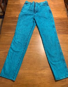 Vintage 80's Wrangler Jeans,  Turquoise, Acid Wash, High Waisted, Denim These 1980's Women's Pants come in turquoise, zipper fly, three front pockets, and belt loops. 100% Cotton Made in USA On size tag size 15/16 x36 These are the measurements  Waist 31 inches Inseam 35 80s Pants, 80s Outfit, Wrangler Jeans, Acid Wash, Look Fashion, Zipper, Pants For Women, Gender Neutral, High Waisted