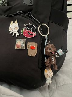 Keychain Backpack Aesthetic, Aesthetic Backpack Keychains, Backpack Decoration Accessories, Aesthetic Bag Keychains, Decorated Backpack, Keychains For Backpacks, Korean Backpack Keychain, Y2k Photos