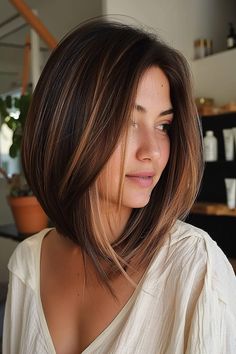 Medium-length layered haircut with natural sun-kissed highlights Long Bob Middle Part Straight, Mikado Haircut, Medium Shoulder Length Hair, Short Layered Haircuts For Women, Caramel Hair Color Ideas, Short Shoulder Length Hair, Vibrant Highlights, Caramel Hair Color, Layered Haircuts For Women