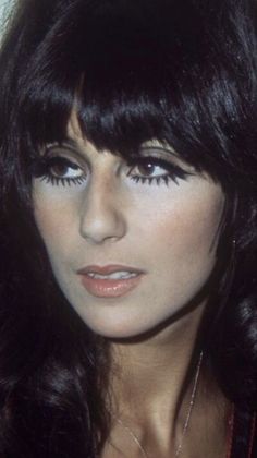 Cher Hair, 1960s Makeup, Look Disco, Disco Makeup, 60s Makeup, 70s Hair, Long Hair With Bangs