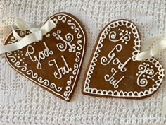 Heart Gingerbread Decoration, Gingerbread Heart Decoration, Diy Joululahjat, Gingerbread Heart, Gingerbread Decorations, Christmas Inspo, Christmas Dining, Heart Decorations, Christmas Baking