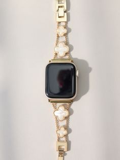 Elevate your smart watch with the cutest gold watch band featuring stone clover shapes and a delicate gold chain. This piece is perfect for everyday wear or for special occasions. Apple Watch Band Jewelry, Gold Apple Watch Band Women, Apple Watch Gold Strap, Cute Watch Bands, Gold Apple Watch Aesthetic, Apple Watch Inspiration, Apple Watch Gold Band, Apple Watch Luxury, Apple Watch Aesthetic