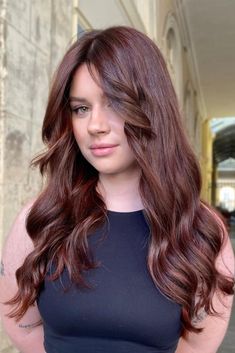 Couleur acajou : le guide complet sur cette coloration ( 10 idées) Purple Burgundy Hair, Balayage Straight Hair, Hair Tint, Red Brown Hair, Brunette Balayage Hair, Hair 2024, Burgundy Hair, Auburn Hair, Red Hair Color