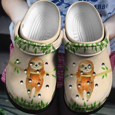 a pair of children's shoes with a slotty on it