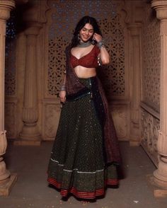 Gagra Choli Pose, Saree To Chaniya Choli, Ideas For Navratri Dress, Aesthetic Chaniya Choli, Lehenga Designs For Navratri, Navratri Saree Look, Garba Look Ideas, Dandiya Dress Lehenga Choli, Dandiya Outfit Ideas