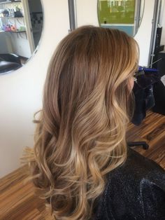 Brown Wavy Hair Aesthetic, Bronde Haircolor Fall, Fall Bronde Haircolor, Fall Blonde Hair Color Balayage, Bronde Haircolor Brunettes, Honey Bronde Haircolor, Balayage Honey Blonde, Lived In Balayage, Machiaj Smokey Eyes