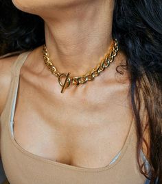 ▪  A Curb necklace, made of gold plated brass in very high quality, with a toggle clasp pendant in the     Center, The necklace is full of presence and suitable for those who love street fashion And rock     Style. ▪  SIZE Length:15" (38 cm) up to 19.8" (50cm)               Toggle size: 1.18" (3cm)             Width chain: 0.39" ( 1 cm) 0.47" (1.2cm) 0.59" )1.5 (cm)             Thick chain: 0.12" (0.3mm) ▪  The chain is suitable for both woman and man ▪  This Chain comes in 3 colors: Shiny Gold, Trendy Gold Toggle Choker Necklace, Gold Link Necklace, Fancy Boxes, Curb Chain Necklace, Toggle Necklace, Necklace Chunky, Gold Link, Necklace Statement, Chunky Necklace