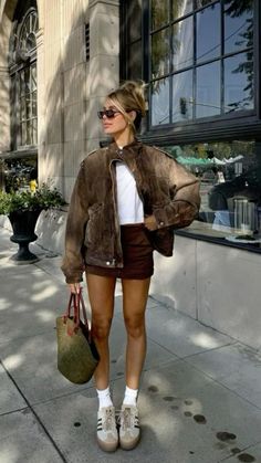 #falloutfit #sombas #leatherjacket #outfitinspo #whitetshirt #brown #skirt Milan Autumn Outfit, Fall New York City Outfits, Short Skirt Fall Outfits, Autumn New York Outfits, City Exploring Outfit, Europe Outfits Winter, Europe Outfits Fall, City Outfits Fall, City Girl Aesthetic Outfit