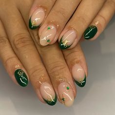 how cute is this 🤩🎄🤍 Winter & Christmas themed promo happening now! code: SANTACLAWZ for 15% your set 😋 #nailsnailsnails #christmas #greennails #christmasnails #polygelnails #nailtech #gtanailtech #nailsart Christmas Nail Inspo Red And Green, Green Nails, Nail Art