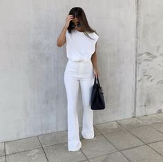 Alice Olivia Outfits, Muscle Tee Outfits, Looks Jeans, Brand Owner, Brunch Outfit, Tee Outfit, Fashion Mode, Mode Inspiration, White Pants