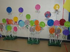 there are many lollipops on the table in this classroom decorationating class