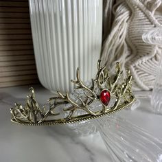 Throne of Glass inspired crown of Aelin Galathynius, Lord of the North. Fireheart crown with red stone and golden antlers. Circumference approx. 15 cm For MORE SELECTION and better offers please visit our website https://chest-of-fandoms.de/shop/bookish-merch/. Instagram @chestoffandoms TikTok @chestoffandoms Antler Crown, Aelin Galathynius, Throne Of Glass, Red Stone, Antlers, Wedding Hair Accessories, Tiara, Jewelry Inspiration, Crown