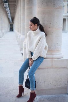 .simple pieces classic looks new inspired shapes for 2018/19. Oversized extended neck knit with light denim jeans, stiletto point boots Light Denim Jeans Outfit, Denim Jeans Outfit, Chunky Turtleneck Sweater, Mode Shoes, Look Adidas, Light Denim Jeans, Estilo Indie, Oufits Casual, Skandinavian Fashion