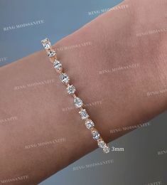 Moissanite tennis bracelet,10k/14k gold bracelet,bezel set Multi shape Moissanite bracelet,lab diamond tennis bracelet,wedding bracelet,women aniversary gift DESCRIPTION  -------------------- *Moissanite Details  →Stone                            :Round,marquise,oval,pear,Emrelad  →Size (mm)                      :3to3*6 →Stone Total CTW          :5.9 to7.7 →Color                              :Colorless →Clarity                            :VVS  *Lab Diamond Details  →Stone Aniversary Gift, Moissanite Bracelet, Diamond Bracelet Design, Plus Size Rings, Diamond Necklace Designs, Minimal Earrings, Bracelet Wedding, Diamond Tennis Bracelet, Bracelet Women