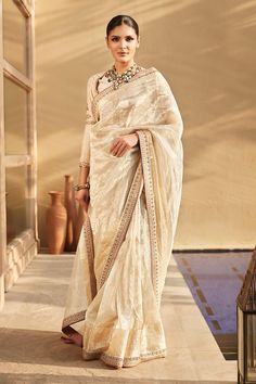 डिजाइनर कपड़े, Tissue Saree, White Saree, Saree Design, Scooped Neckline, Illustration Fashion, Wedding Outfits, Blouse Online, Saree With Blouse