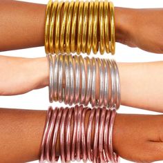 Rose Gold All Weather Bangles® (AWB®) dienen als Eckpfeiler der BuDhaGirldes luxuriösen Angebots.  Roségold ist ein wunderschöner Farbton in zartem Rosa, der heute ein Muss für jede Schmuckgarderobe ist. Diese erstaunlichen Armreifen sind schwerelos, geräuschlos, wasserdicht und TSA-sicher. Jeder der neun Armreifen in diesem Set soll eine Absicht für Ihren Tag repräsentieren. Wenn du sie anlegst Wenn du sie morgens anlegst, bekräftige deine Absichten für den Tag, und wenn du sie abends abnim Luxury Bangle For Rituals, Affordable Spiritual Bangle Bracelet, Luxury Spiritual Beaded Bangle Bracelets, Cheap Handmade Bangle Wristband, Affordable Spiritual Stretch Bangle Bracelet, Luxury Spiritual Bangle Beaded Bracelet, Intentions For The Day, Gold Bangle Bracelets, Rose Gold Bangle Bracelet