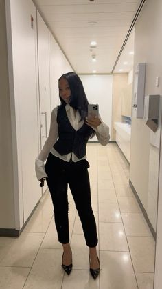 Law School Visit Outfit, Outfits For Receptionists, Business Casual Dresses For Work, Black Blazer Outfit For Work, Timeless Office Outfits, Lawyer Attire Women, Saleswoman Aesthetic, Casino Worker Outfit, Ulta Outfit Ideas