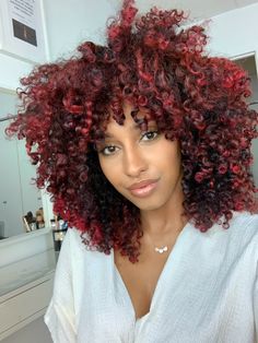 #curlyhairstyles #curlyhair #curlyhaircut #curlyhairideas #naturalhair #naturalhairstyles #naturalhaircare #naturalmakeupideas Cabello Afro Natural, Dark Curly Hair, Bold Hair Color, Dark Red Hair