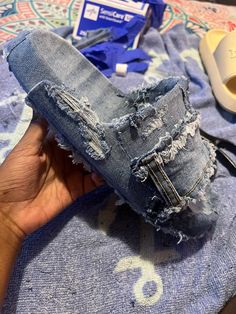 Streetwear Fashion Y2k, Denim Diy Clothes, Denim Slides, Women Slippers Fashion, Crocs Fashion, Men's Denim Style, Custom Shoes Diy, Diy Slippers, Diy Shoe