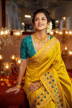 Unique Saree Colour Combinations, Holi Look For Women, Contrast Saree Blouse Ideas, Newly Married Saree Look, Yellow Saree Blouse Combination, Yellow Saree With Contrast Blouse, Saree Color Combinations, Cute Maternity Dresses