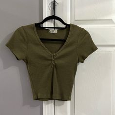 Cotton On Crop Top. Olive Green Color. Size Small. Nwot Army Green Crop Top, Olive Green Clothes, Green Crop Top Outfit, Clothing Cabinet, Closet Revamp, Stylish Outfits Casual, Outfit Collection, Tied Shirt, Green Crop Top