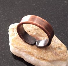 Copper Ring - This is a handmade pure copper ring with a 1/4 inch (6.35 mm) wide band that can be adjusted to fit all fingers and thumb very comfortably.  I annealed a new piece of 6 gauge pure copper wire, hammered it uniformly for a perfect texture and formed it into the desired size ring.  After shaping for a perfect fit, it was tumbled in a jewelers mix to polish for a smooth comfortable wear. Finally, it was oxidized to achieve a really nice patina finish.  It's a simple design that will sl Copper Projects, Handmade Copper Bracelet, Wire Wrap Tutorial, Copper Properties, Copper Electroforming, Wrap Tutorial, Wire Jewelry Rings, Patina Copper, Metal Forming