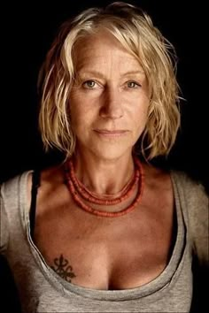 Annie Leibovitz, Foto Tips, Helen Mirren, Ageless Beauty, Aging Beautifully, Aging Gracefully, Gorillaz, 인물 사진, Famous Faces