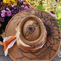 MISS SUNSHINE is a beautiful khaki vegan suede wide brim hat that has been hand burned with a pyrography tool. Embellished with hat band and feathers. Hats are adjustable and will fit most. Happy Hats 😎 Feathers Hats, Hat Burning Ideas, Burned Hats, Cowboy Hat Design, Hat Burning, Pyrography Tools, Happy Hat, Hand Burn, Different Hats