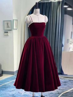 Vestidos Color Vino, Tea Length Formal Dresses, Burgundy Homecoming Dress, Tea Length Prom Dress, Prom Dress Burgundy, Burgundy Evening Dress, Velvet Party Dress, Velvet Prom Dress, Spaghetti Strap Prom Dress