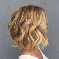 Caramel Wavy Bob With Blonde Highlights Getextureerde Bob, Aline Bob, Beachy Waves Hair, Ombre Bob, Best Bob Haircuts, Blond Balayage