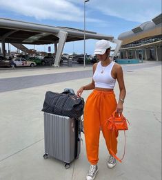 Travel Outfit Black Women, Airport Travel Outfits, Jogger Outfit, Looks Hip Hop, Cute Travel Outfits, Comfy Travel Outfit