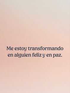 an airplane flying in the sky with words above it that read me estoy transformando en alguien feliz y en paz