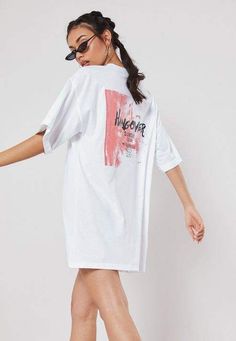 American Outfits, Oversize Tshirt Outfits, Pose Model, Oversized Tops, Oversized T Shirt Dress, Website Ideas, Fashion Photography Poses, Foto Poses