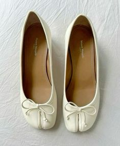 White Ballet Flats, Wealthy Women, Margiela Shoes, Shoe Inspo, Girly Shoes, Swag Shoes, Pretty Shoes, Dream Shoes