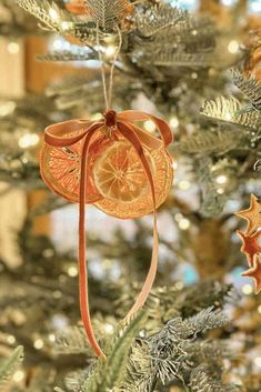 an ornament hanging from the top of a christmas tree with orange slices on it