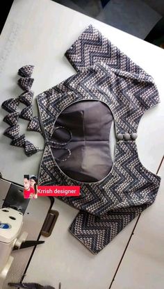 Trendy Neck Designs For Blouse, Best Blouse Designs Back, Balaush Design Latest, New Choli Blouse Design 2024, Blouse Back Pattern Design, Back Neck Designs For Dresses, Blouse Disgen Latest, Latest Saree Blouse Designs 2024, Letest Desine Blouses 2024