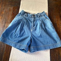 Vintage 80s 90s Liz Wear Pleated High Waist Denim Shorts Women's 6P Mom Jeans Such a cute pair of denim shorts! Excellent vintage condition. Tagged size 6 petite. Vintage tends to run small so please refer to measurement pics for sizing help. Item comes from smoke free and pet free home  FREE SHIPPING IN US All items in my shop are sold AS-IS and there are no returns, please pay close attention to sizing notes/pictures and listed/pictured flaws. Please don't hesitate to message me with any questions.  There are some circumstances that I will allow returns (mainly if buying as a gift and you're not sure of size) but previous agreements need to be made prior to purchase. Just message me and we'll go from there. Thank you! Light Wash Short Cotton Denim Skirt, Retro High Rise Denim Blue Jean Shorts, Retro High-rise Denim Blue Jean Shorts, Retro High Waist Medium Wash Jean Shorts, Retro High Waist Denim Blue Shorts, Retro High Rise Denim Shorts, Retro Jean Shorts With Pockets, Retro High Waist Denim Shorts, Retro Short Denim Shorts