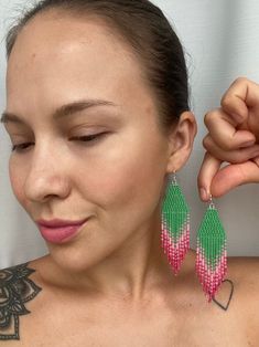 These ombre seed bead earrings with green and pink colors are made from selected Czech and Japanese beads. It can be an excellent personalized gift for bridesmaids, Mothers Day, birthdays, Valentine's Day, Wedding day, Christmas, New Year, and for your loved ones. ♡ Length - 4'' (10 Centimeters) ♡ Width - 1'' (2,5 Centimeters) ♡ Quality Czech and Japanese beads ♡ Stainless steel hooks/Silver 925 hooks I accept payments through Paypal. Also available in other colors: https://www.etsy.com/listing/ Green Beaded Earrings, Earrings Nature, Japanese Beads, Native American Beaded Earrings, Nature Summer, Handmade Earrings Beaded, Summer Earrings, Earrings Bridesmaid, Native American Beading