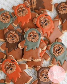 decorated cookies are arranged in the shape of bears