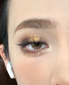 Gold Pearl Makeup, Angelic Makeup Look Natural, Golden Douyin Makeup, Gold Makeup Simple, Gold Eyeliner Looks, Brown And Gold Makeup, Golden Eye Makeup, Golden Makeup, Makeup Gold