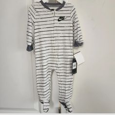 Gray Zippered Footed Nike Romper With "Just Do It" Writing Throughout. 60% Cotton, 40% Polyester. Size 9mo. Nike Baby Clothes, Nike Jumpsuit, Nike Romper, Nike Onesie, Pink Onesie, Baby Nike, Baby Sleepers, Baby Hoodie